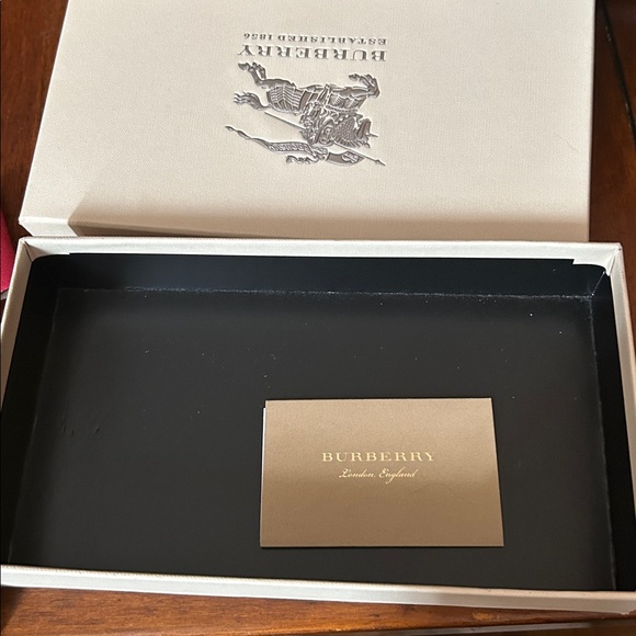 Burberry Light Tan Dust Bag & Box plus a Red Bow
For Long Wallet - Picture 8 of 10